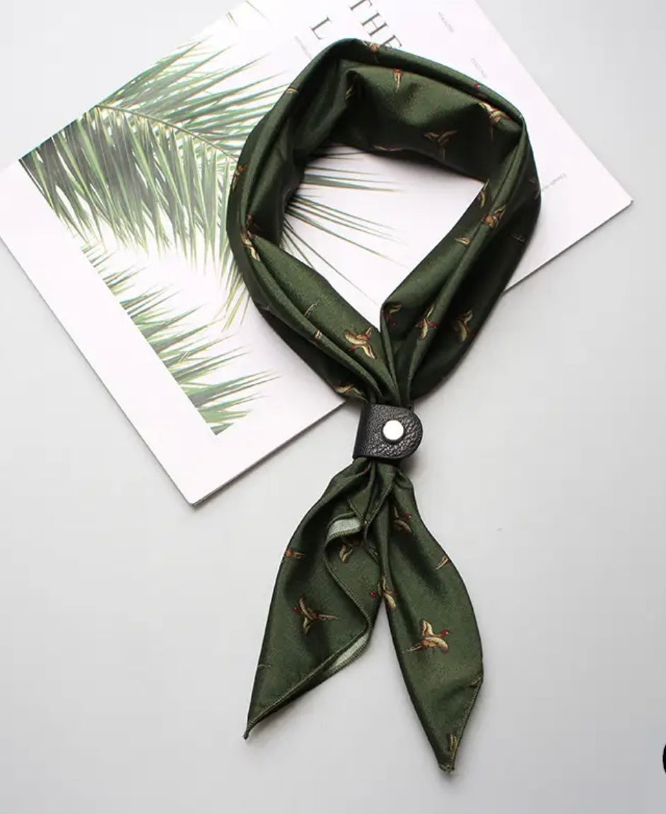 Foulard aquila fondo verde
