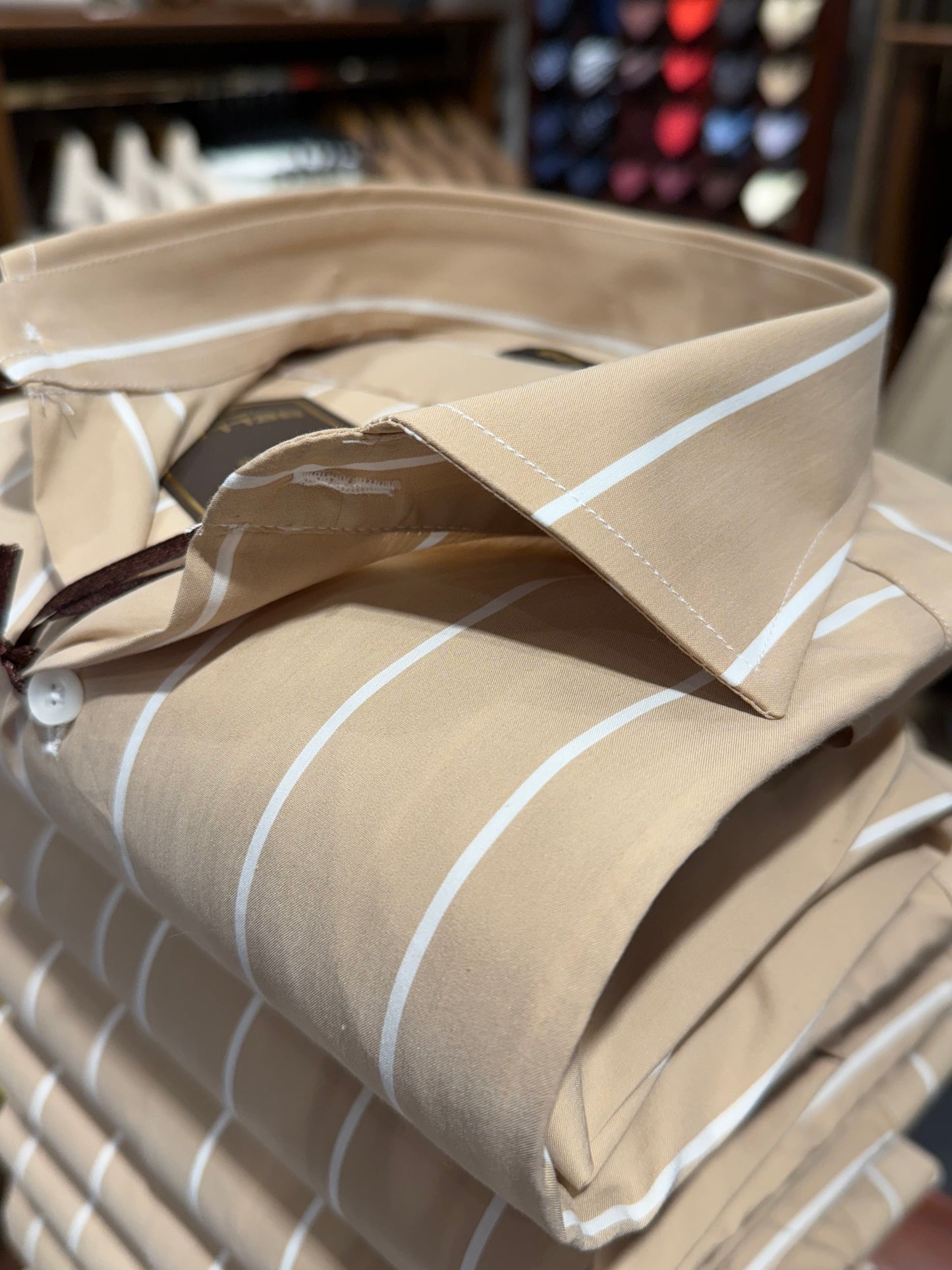 Camicia fondo beige riga bianca