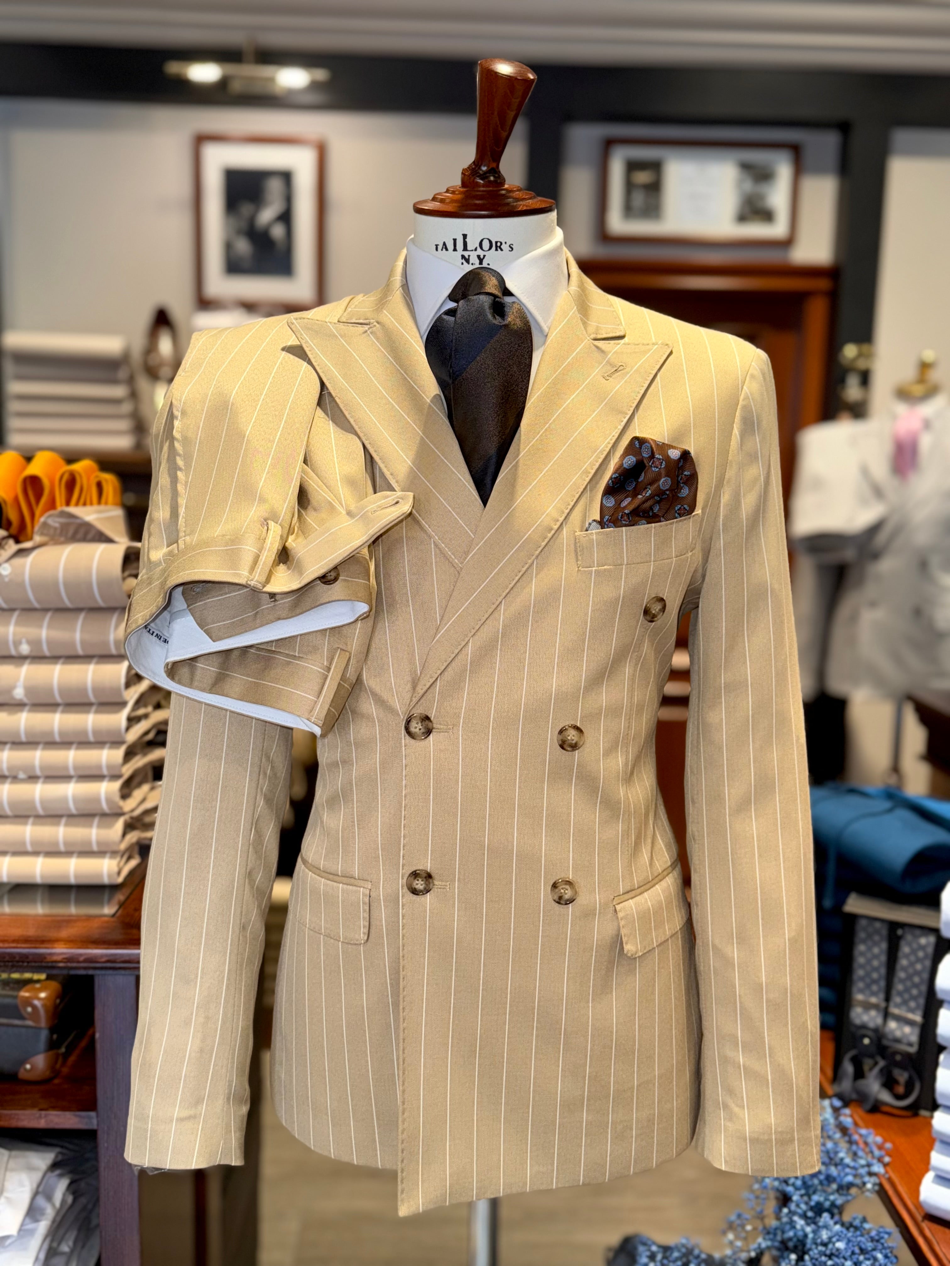 Abito doppio petto beige gessato