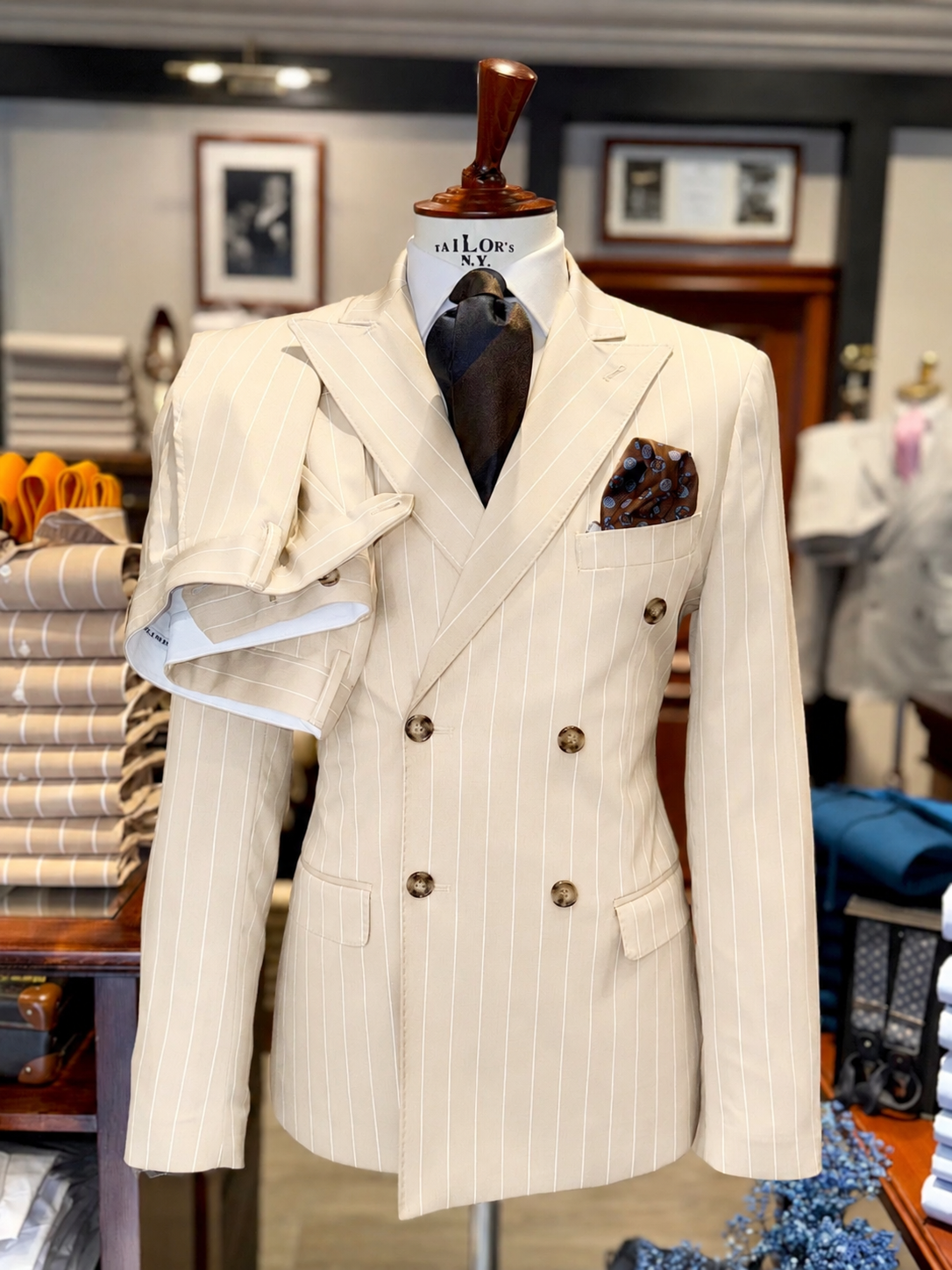 Abito doppio petto beige gessato